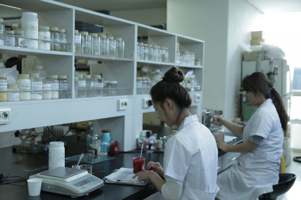 gia-cong-my-pham-o-dau-chat-luong-2