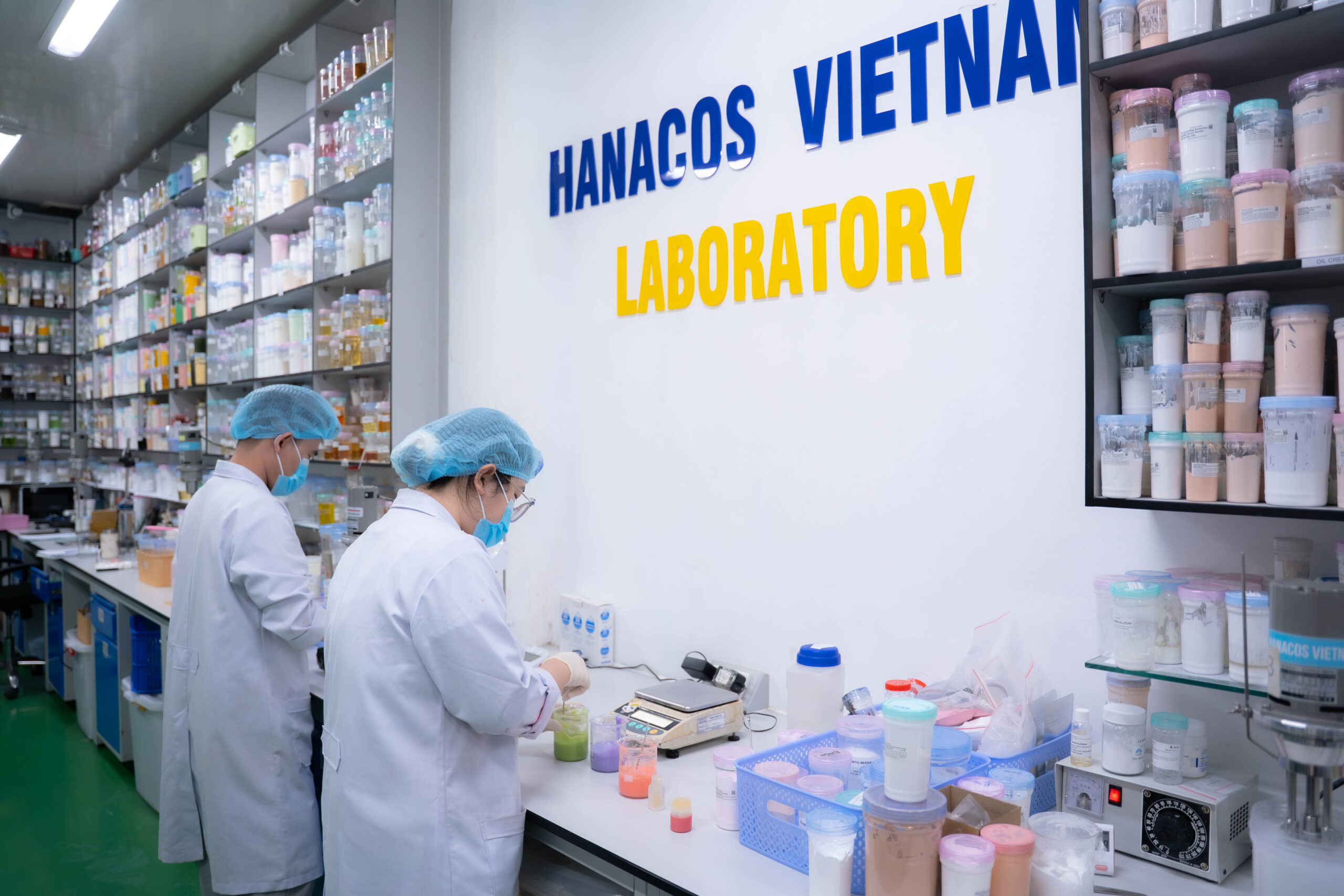 Hanacos Việt Nam luôn chú trọng đầu tư quy trình sản xuất mỹ phẩm chất lượng cao với máy móc hiện đại và đội ngũ chuyên gia nhiều năm kinh nghiệm
