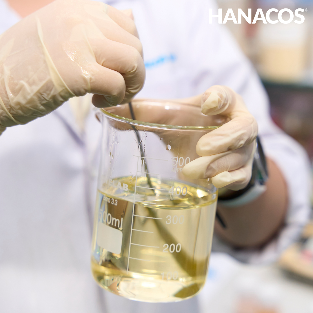 Đội ngũ R&D nghiên cứu công thức tại nhà máy sản xuất mỹ phẩm Hanacos Vietnam