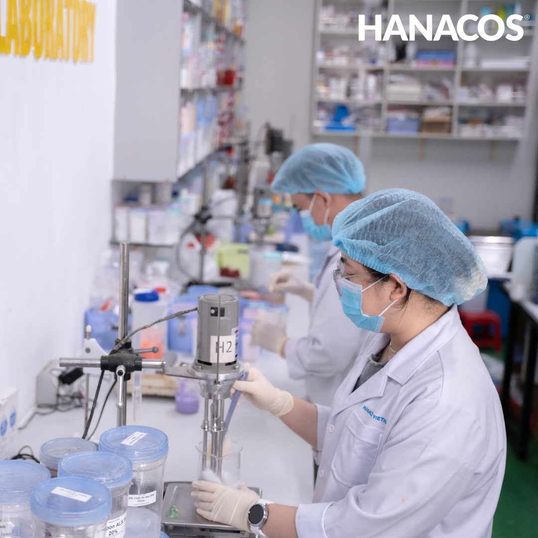 Đội ngũ R&D Hanacos thử nghiệm độ mướt và độ thẩm thấu của kết cấu nhũ hóa trên da